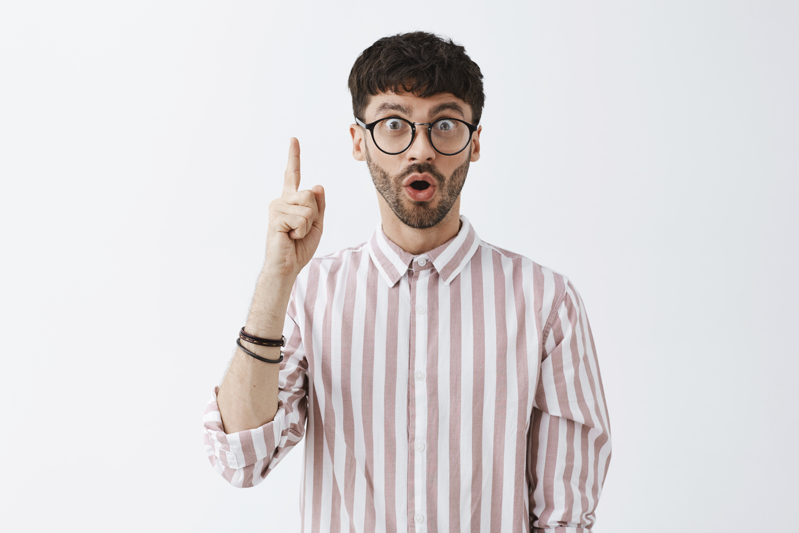 1600-QUALITEstylish-bearded-guy-posing-against-the-white-wall-with-glasses